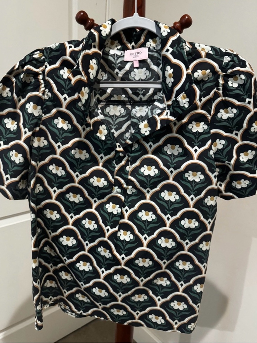 Entro Women’s Black Floral-Print Short Sleeve Top
